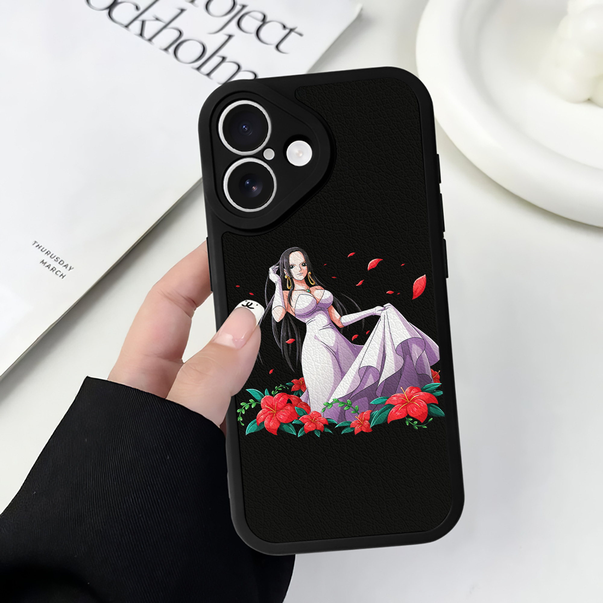 （画像用） ワンピース ボア・ハンコック ONE PIECE Boa·Hancock 【iPhone 16シリーズ対応】シリコンスマホケース（レザー調） 材質：シリコン